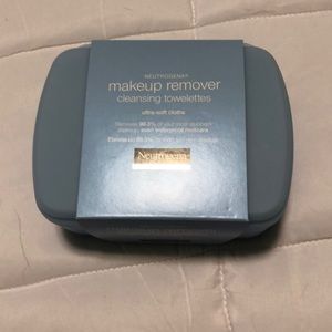 Makeup remover towelettes